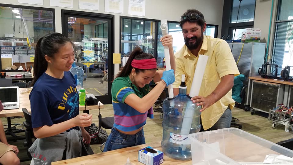 Punahou high school students in Hawaii build 5 gallon "biojugestors".