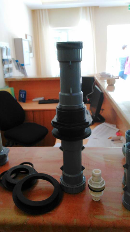 This photo shows the 50 mm pipe adapters you can find in Palestine that screw into the 2 inch bulkhead fitting top and bottom. Ignore the rubber ring uniseals and white 1/2 inch bulkhead as they weren't used in this build but were there for demonstration.